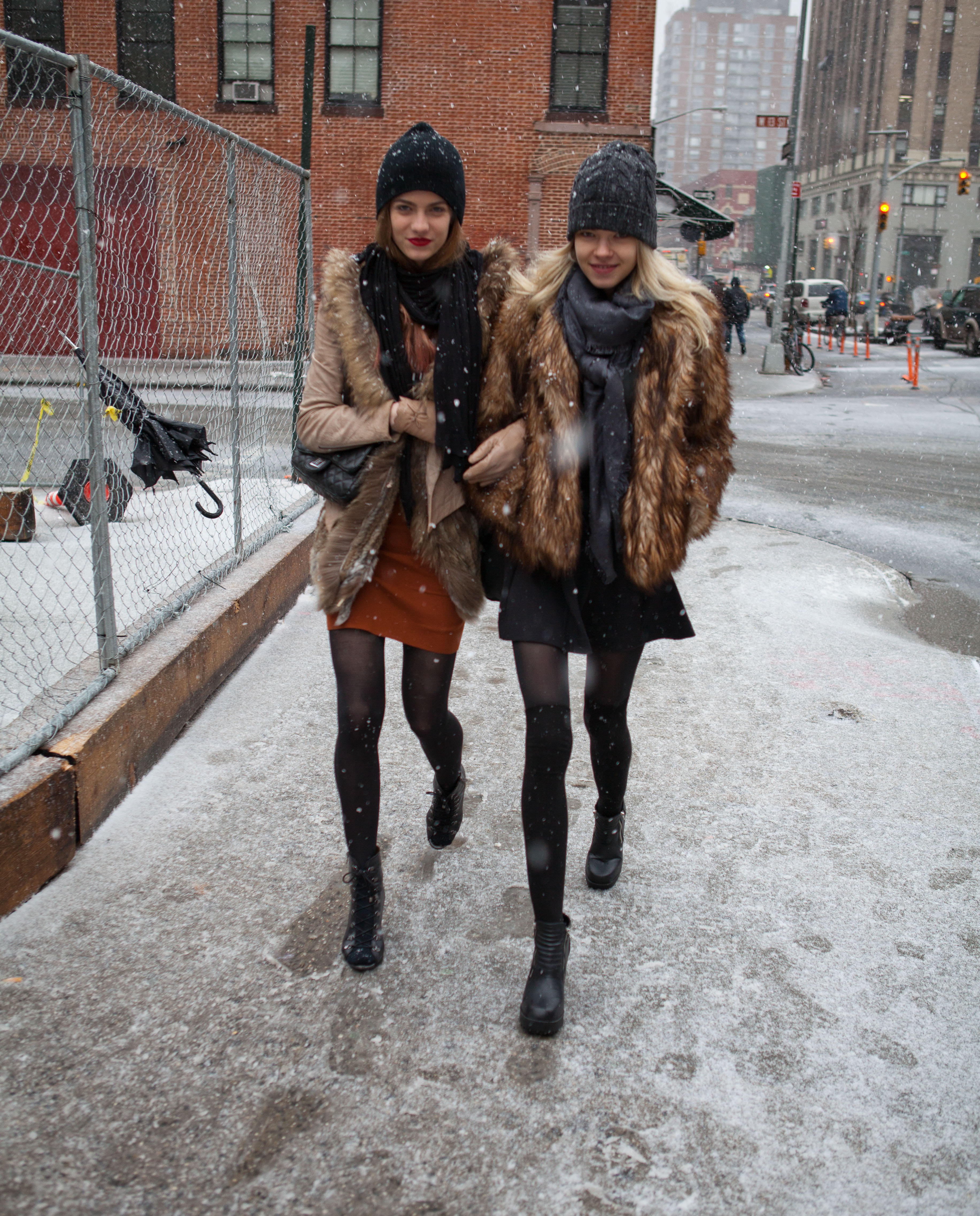 Девушки в колготках зимой